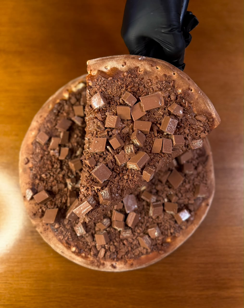 Pizza doce de chocolate ao leite picado com pedaços de barra
