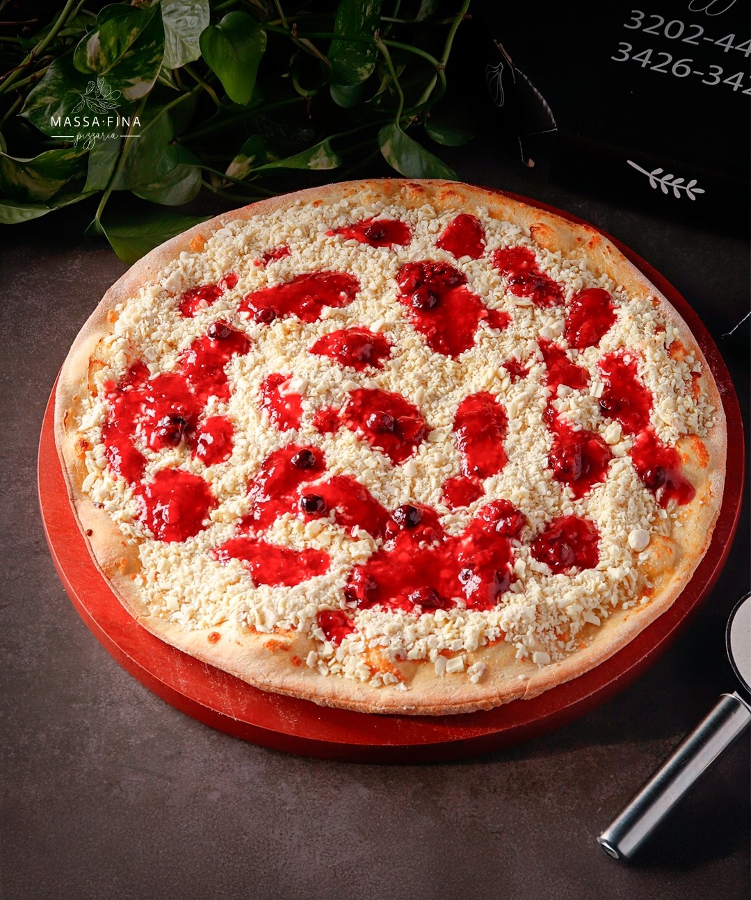 Pizza doce de chocolate branco ralado com geleia de frutas vermelhas