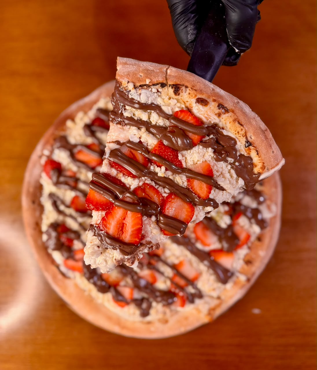 Pizza doce de chocolate branco com morangos e fio de chocolate ao leite